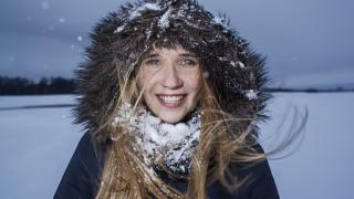 Tyttö lumisateessa / Girl in an Arctic environment